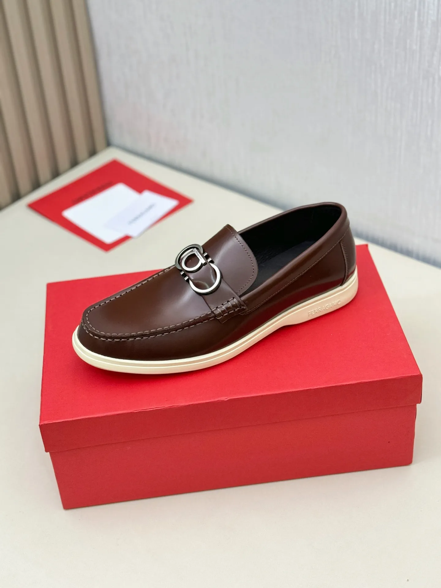 [Ferragamo] P: 580💰 Number of yards: 38~44 (45 orders are non-returnable) Ferragam's new men's driving shoes, the fabric is made of imported cowhide, with visible texture, heavy industrial stitching, dyed calfskin inside, standard logo cowhide feet, big-name experience, soft and comfortable on the feet, a men's favorite, special non-slip and wear-resistant rubber soles, easy to handle various occasions, with original box packaging!